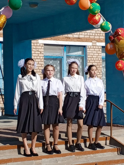 Праздничная школьная линейка в честь Дня Знаний.